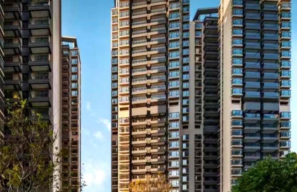 8年，还完150万元房贷，利息100万元，终于上岸了。
他当年掏空家底在杭州拿下
