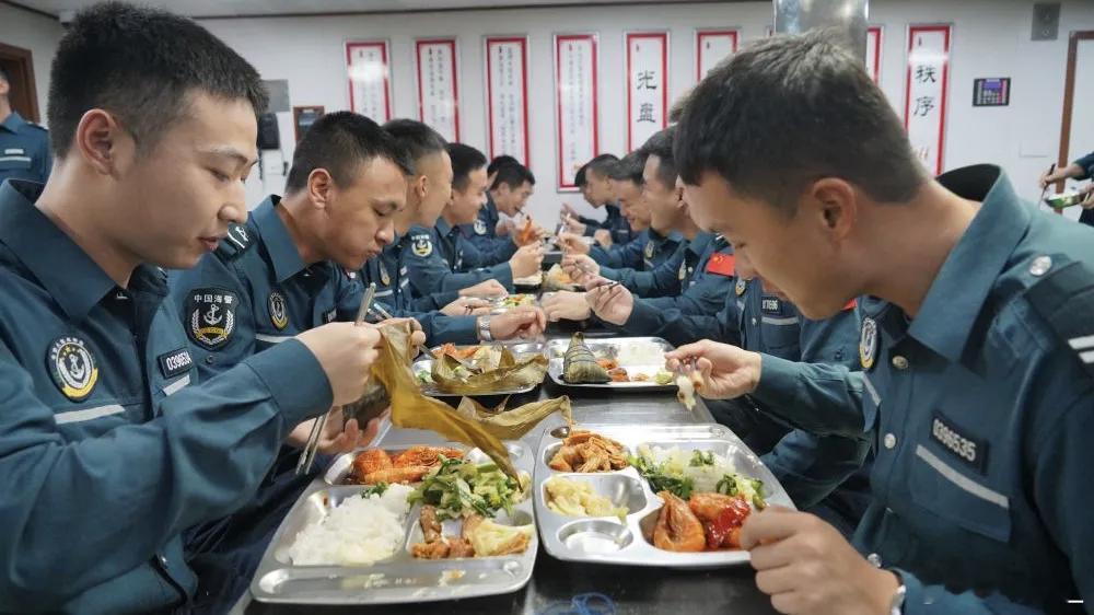 海警3502舰的执法员正在吃午餐：图二是该舰炊事班长。 ​​​