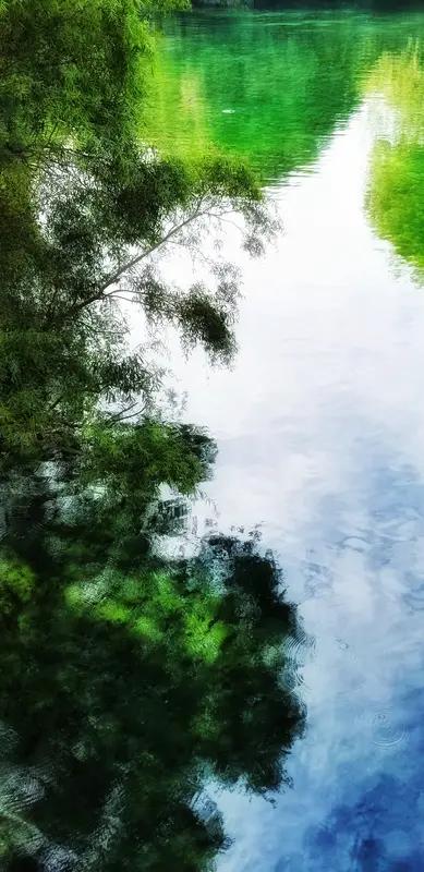 碧水清风
 
浩渺沧波映远空，悠然拂面沐清风。
一溪澄净涵天影，万缕微凉散暑踪。
