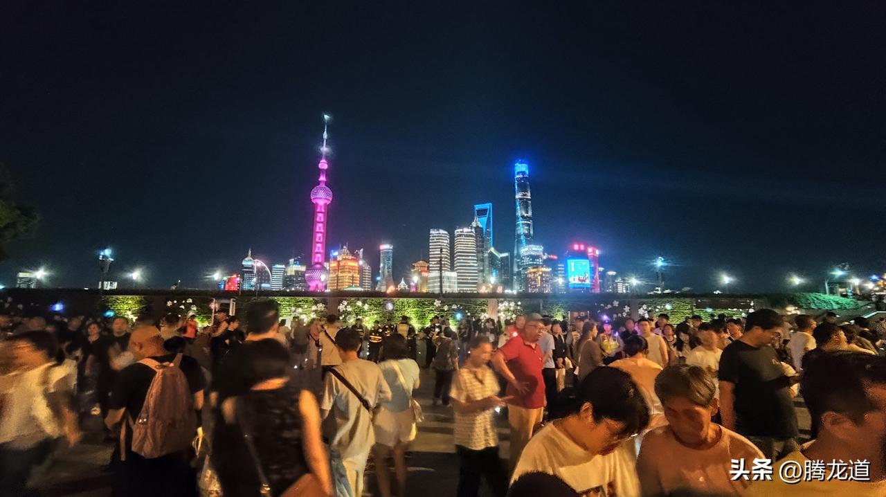 分享你随手拍的风景夜晚将近10时的外滩人流仍川流不息