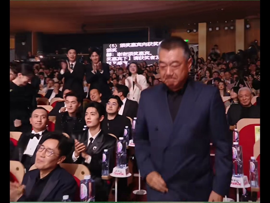 昨天晚上刷杨紫获奖切片跟着哭，今天上午刷董勇老师获奖切片边刷边哭，能看到董勇老师