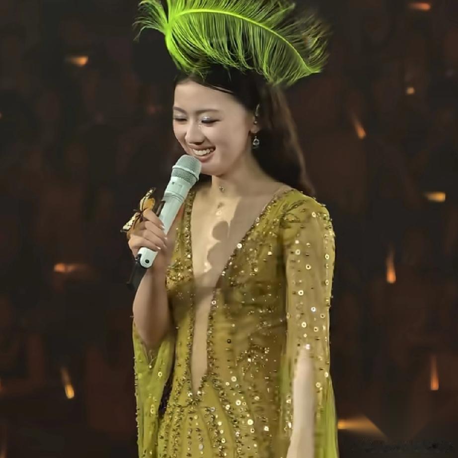 人还是要多读书！ 你看女歌手单依纯，本身凭着得天独厚的嗓音，过人的唱功，在内娱还