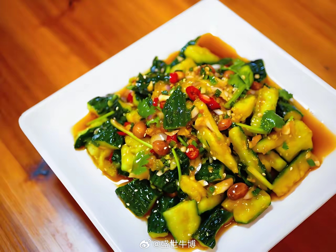 1200多家饭店拍黄瓜被举报这场拍黄瓜风波，不该是对小餐饮的苛责，也不该是职业打