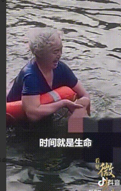 安徽濉溪，一71岁白发奶奶听到有人落水，毫不犹豫地套了一个救生圈，直奔四五米深的