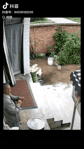 走在台阶上，不能有丝毫大意，否则的话，后果非常严重，可是有些人在上下楼走台阶的时