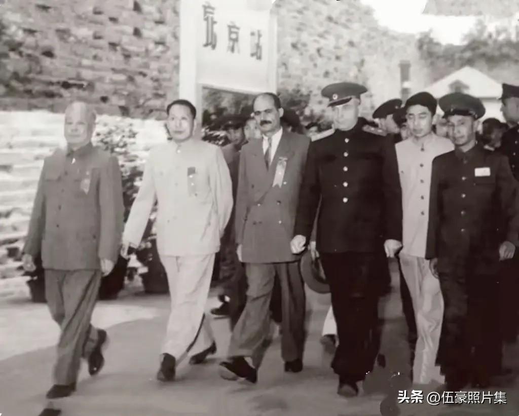 1954年9月2日上午，北京火车站，中国人民解放军副总参谋长粟裕（前右一）与外交