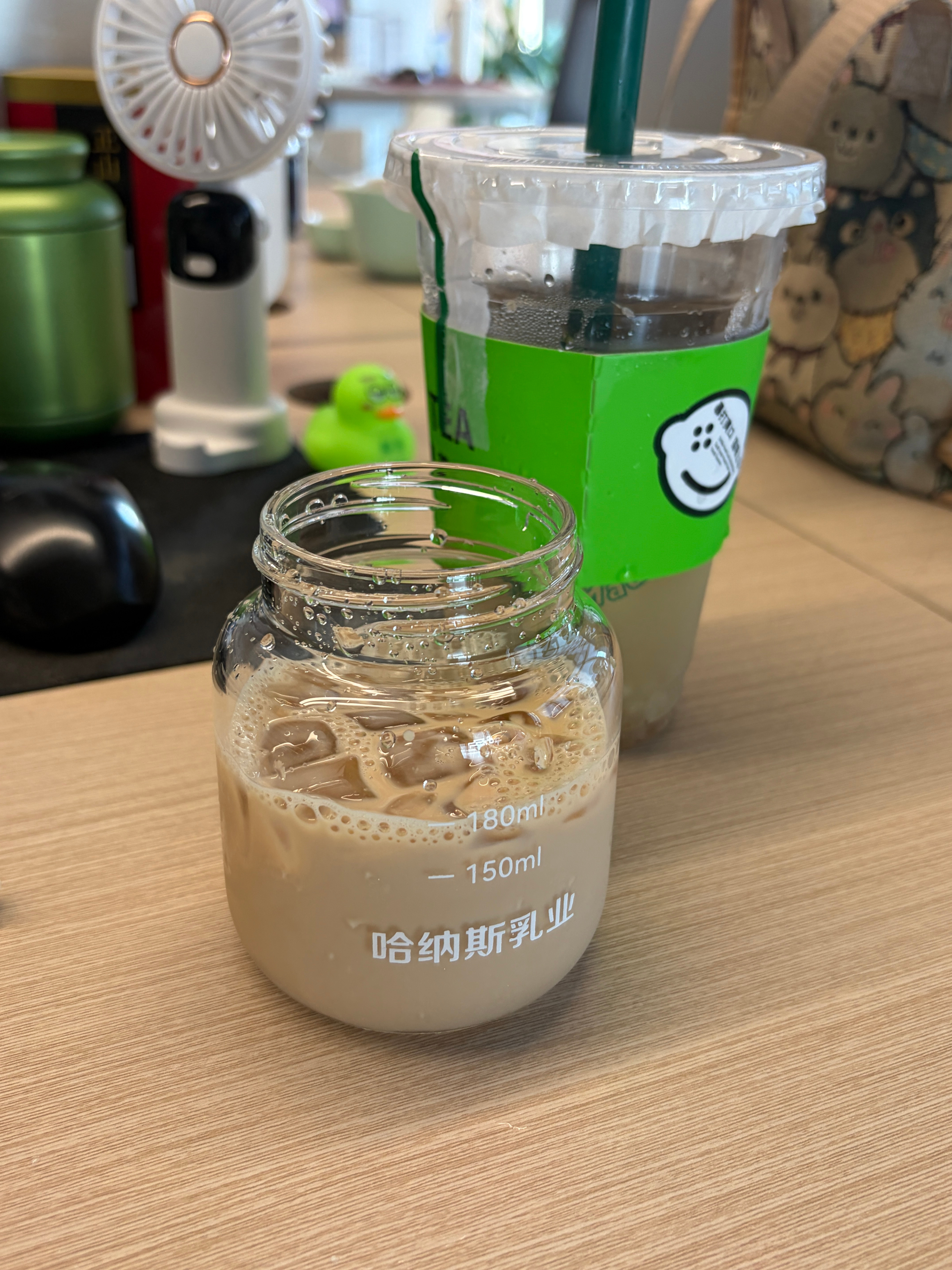 笑死啊我点了柠檬茶看见同事点了拿铁很想喝她说喝不完因为是750ml的我就说干脆给