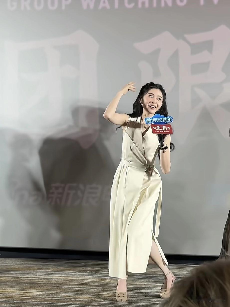 米白拼色收腰长裙衬得身段格外舒展，活动现场笑容明亮，刘浩存