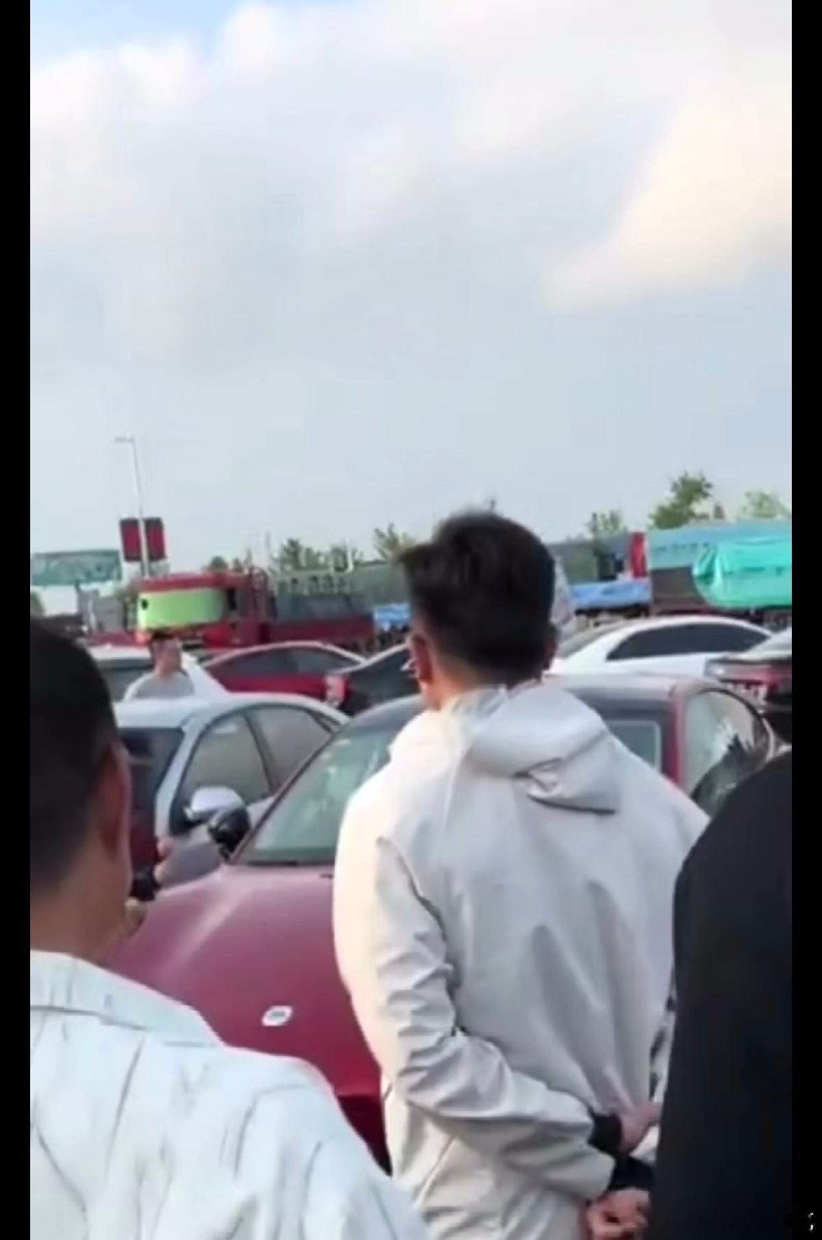 所谓堵车维权的节奏，要说背后没有推手我是不信的。雷军这次是全程直播，中间几遍切到