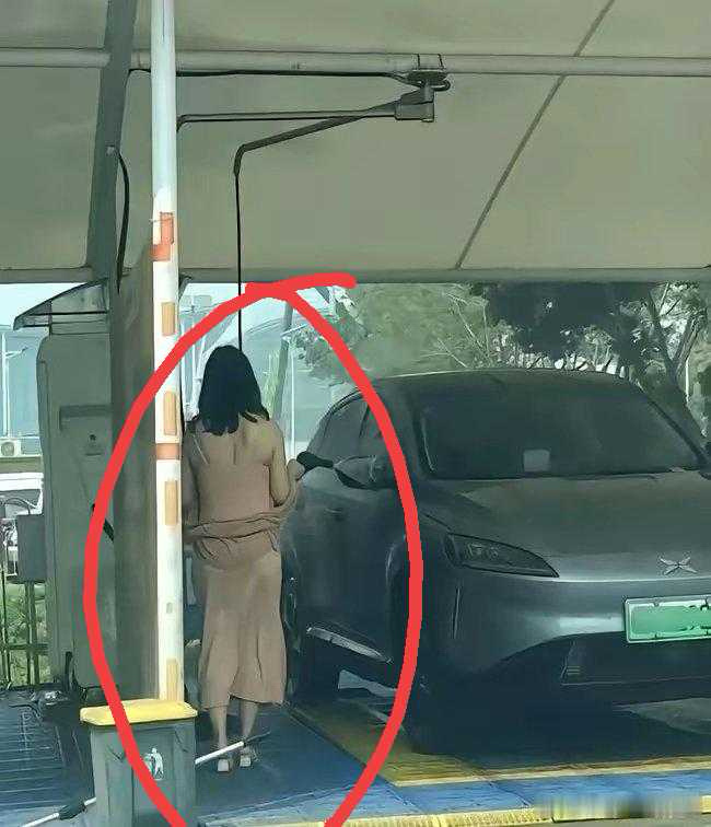 这是在洗澡还是在洗车？ 