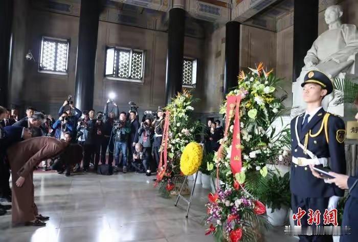 仪式感拉满的“寻根”之旅：中山陵是两岸共同的精神图腾。郑丽文在祭文中强调“为两岸