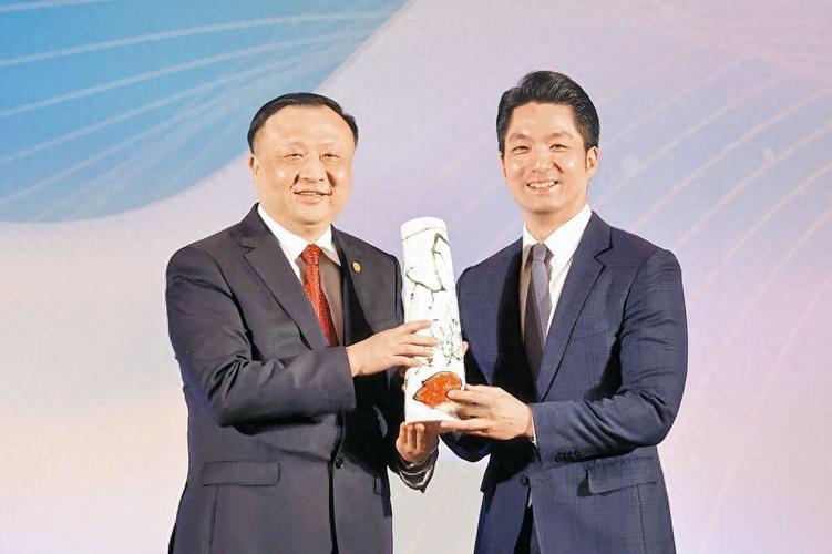 2025年12月28日“双城论坛”上，蒋万安暖心传递台北孩童心愿：“小熊猫什么时