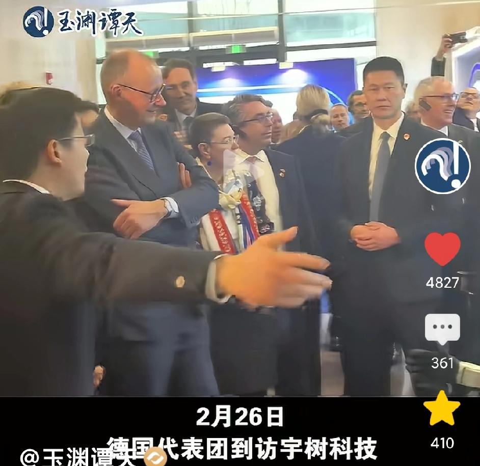 从身体语言看德国总理默茨的访华。

大家发现没，德国总理默茨在参观宇树科技、西门