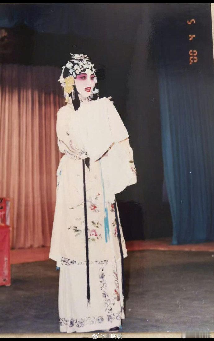 王晓晨26年前京剧扮相王晓晨和之前的变化好大，不知道是不是因为岁月的缘故，不过2