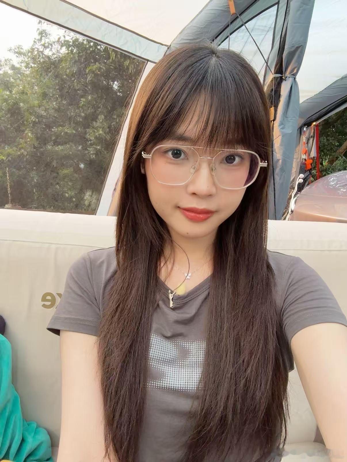 没想到开yu7露营那天还有花絮吧哈哈哈！搭帐篷真的巨巨巨累啊[淡淡的] ​​​