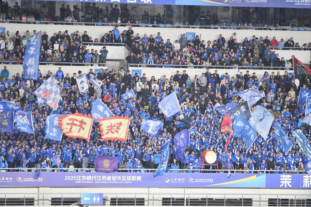 【#中国草根足球撬动消费热潮#】秋日金陵，空气中跃动的不仅有桂香，还有一座城为足