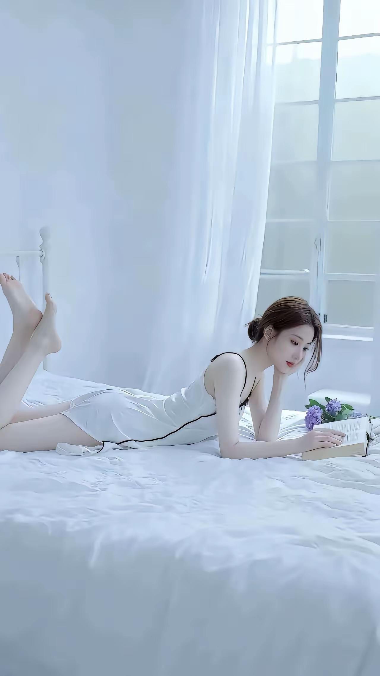 悠闲午后，白裙少女与书香相伴，静享时光。你认为一个人最可贵的品格是什么 阳光白裙