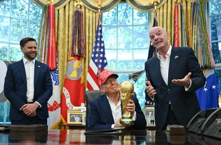 特朗普问国际足联主席：美国能赢世界杯吗？在绝对权力面前，足联主席赔笑：有机会！有