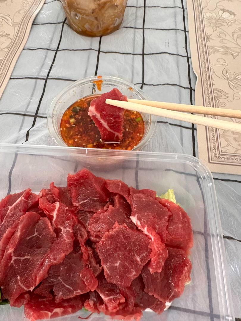 来韩国人的家做客，尝尝生牛肉，原来可以这么好吃的！！打开新世界 