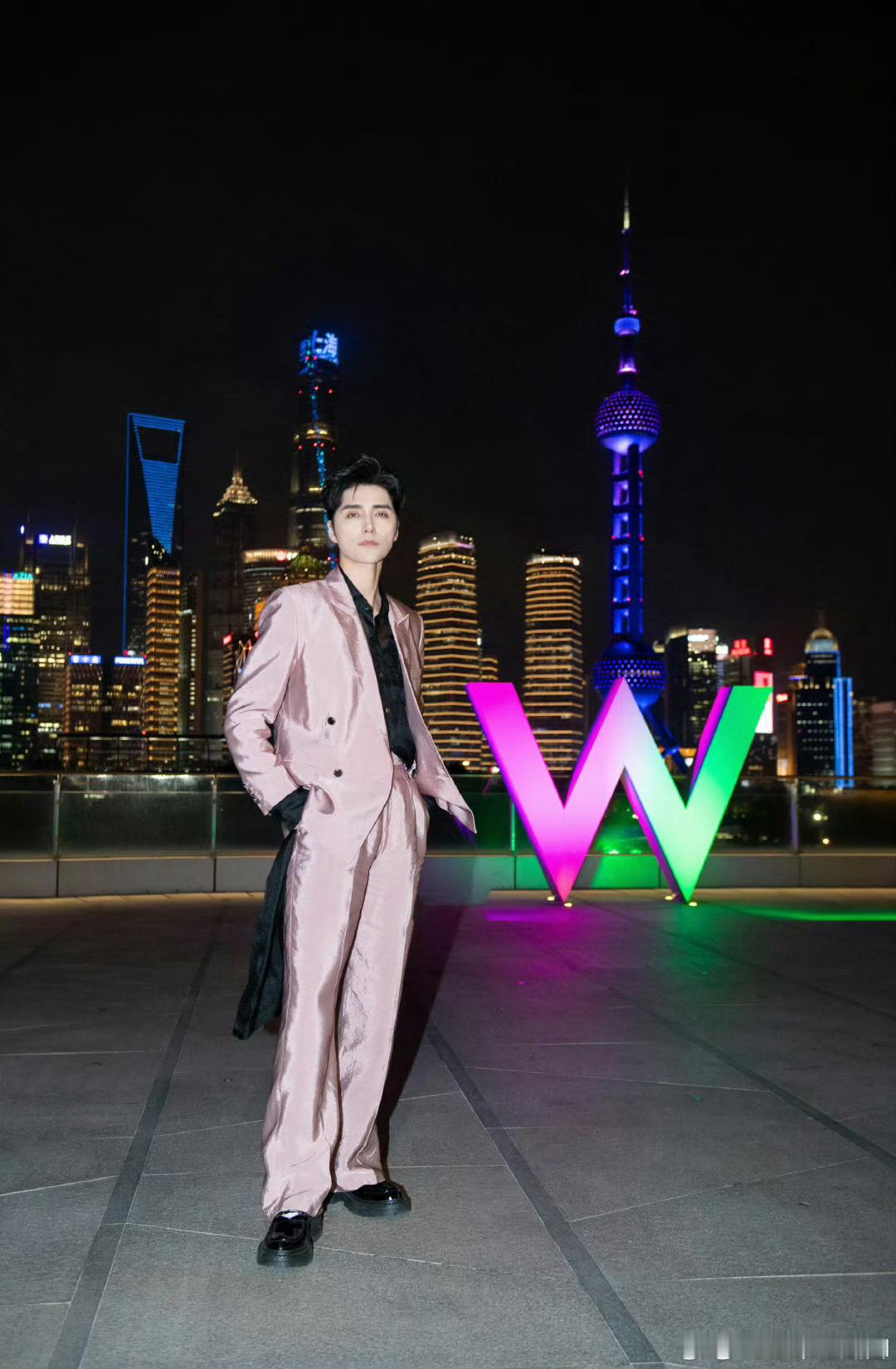 阿云嘎变震撼复读机  阿云嘎现身《魔法坏女巫》首映，那连连的 “给我震撼”，彰显