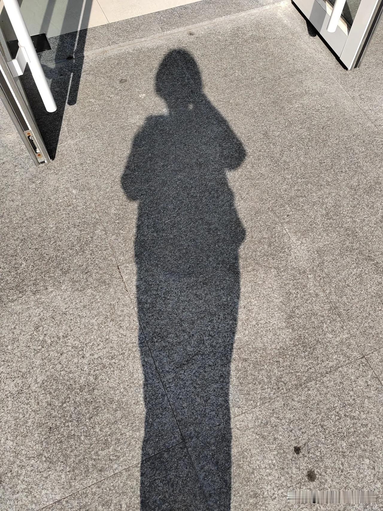 大家看我的影子，猜猜我多大年龄了？
     可能因为年龄大的原因，越来越喜欢晒