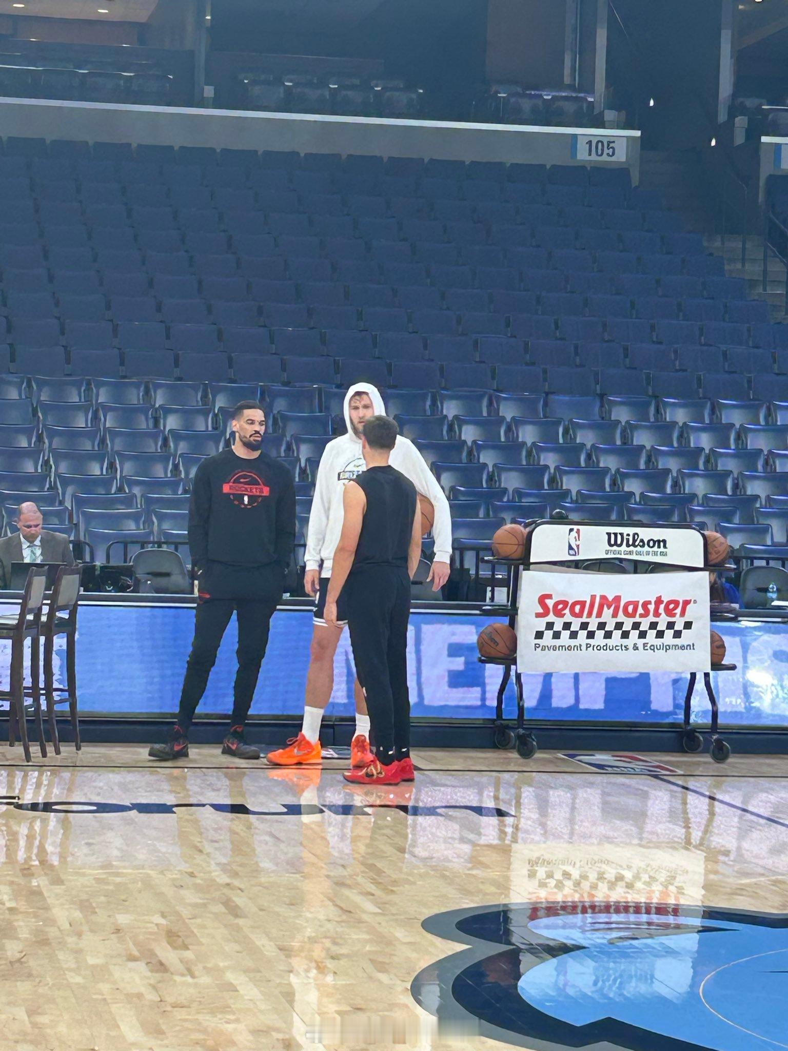 谢泼德和助理教练加勒特·杰克逊与前火箭队球员兰代尔（现效力于灰熊队）叙旧。火箭v