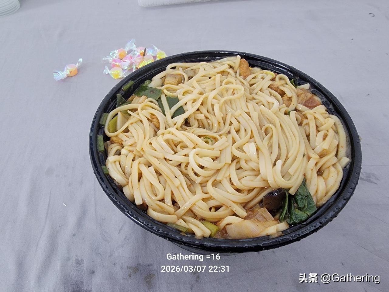 想不到这碗肉丝面却成为了我的夜宵，可是我是真的睡不着啊。网上有没有跟我一样失眠的