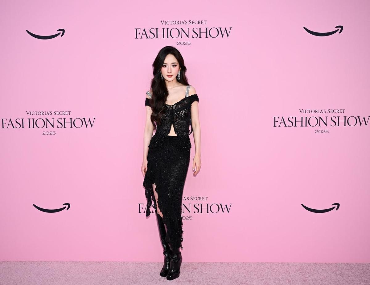 杨幂一出场，腰细得像被风掐过。
黑网裙一裹，长靴一踩，全场静了三秒。
不是走红毯