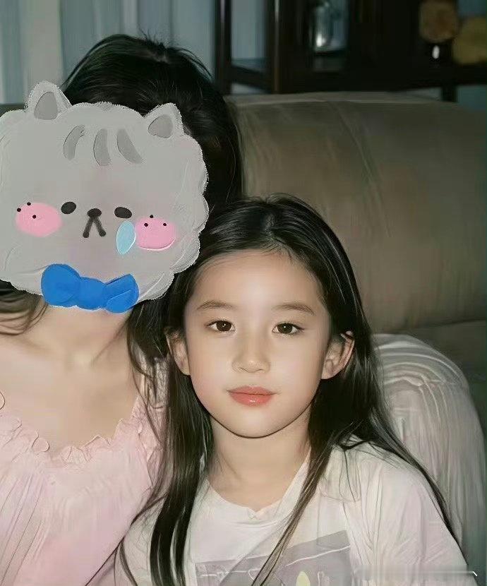 刘亦菲都生不出这么像的小孩，完全可以演她小时候 