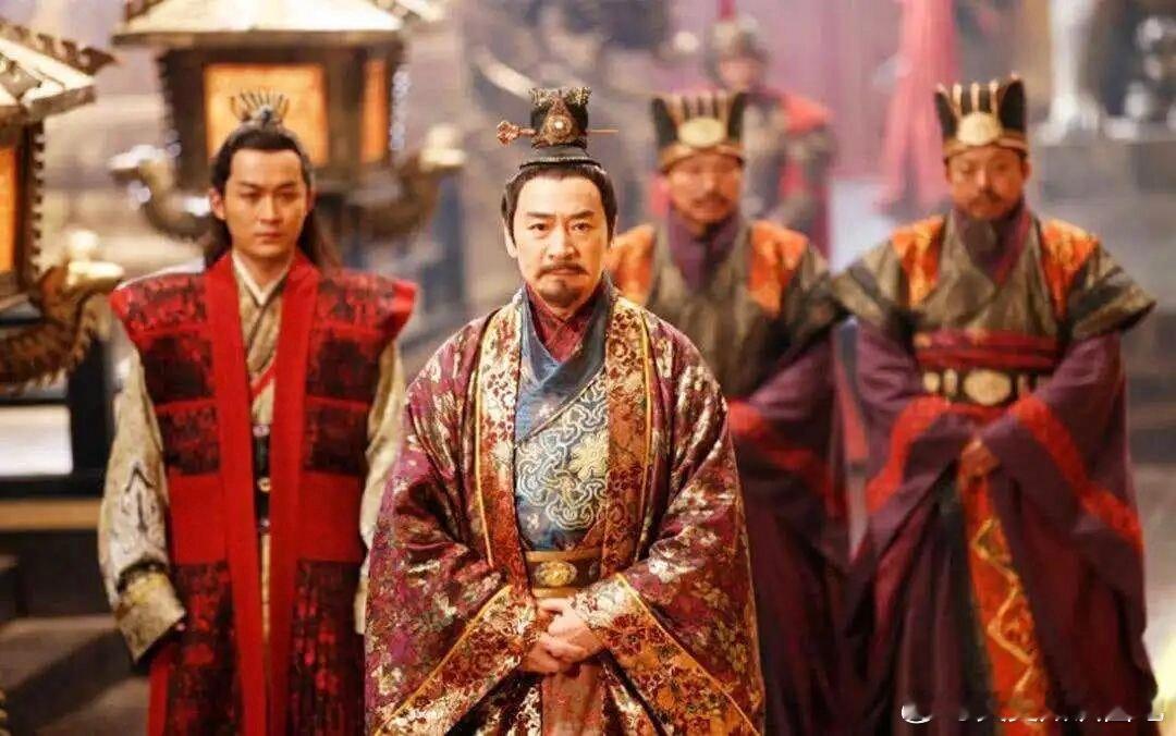 当尉迟敬德身披铠甲、手提太子李建成和齐王李元吉的人头现身太极宫海池时，李渊如遭雷