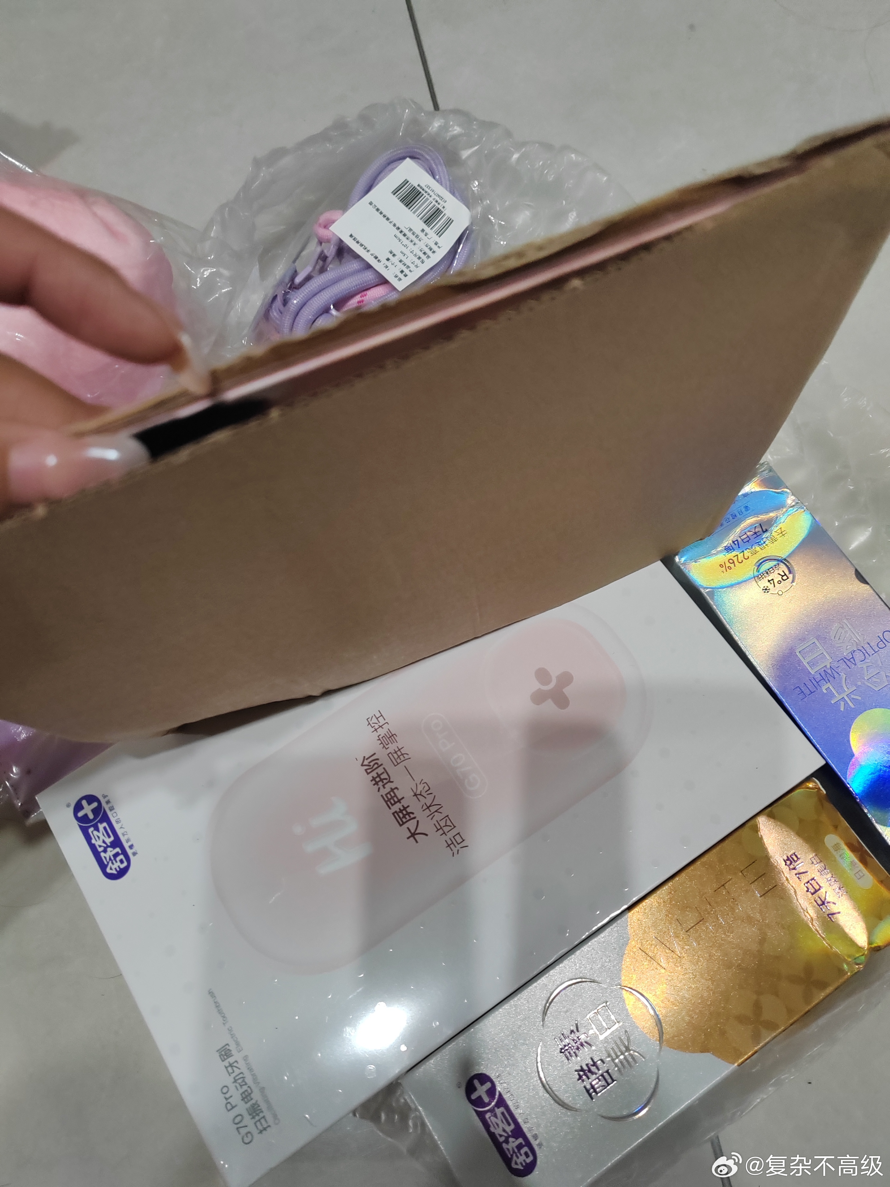 我说这盒子里咋多一个纸壳子呢 