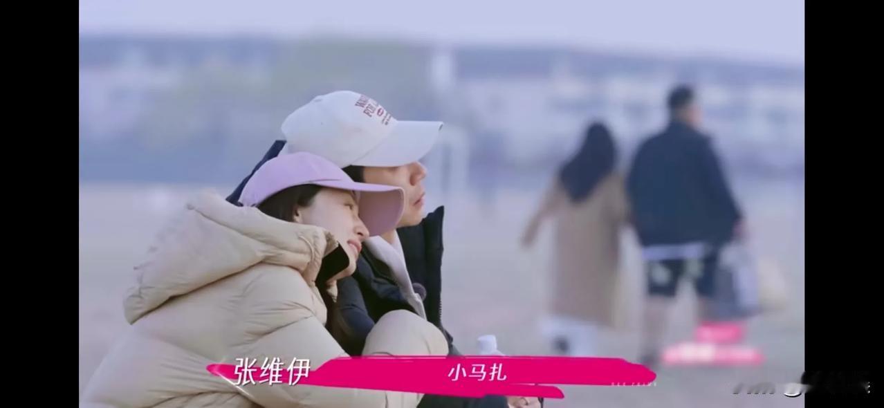 突然理解了董璇为何要再婚了。

45岁的董璇再婚小9岁张维伊，起初很多人不理解她