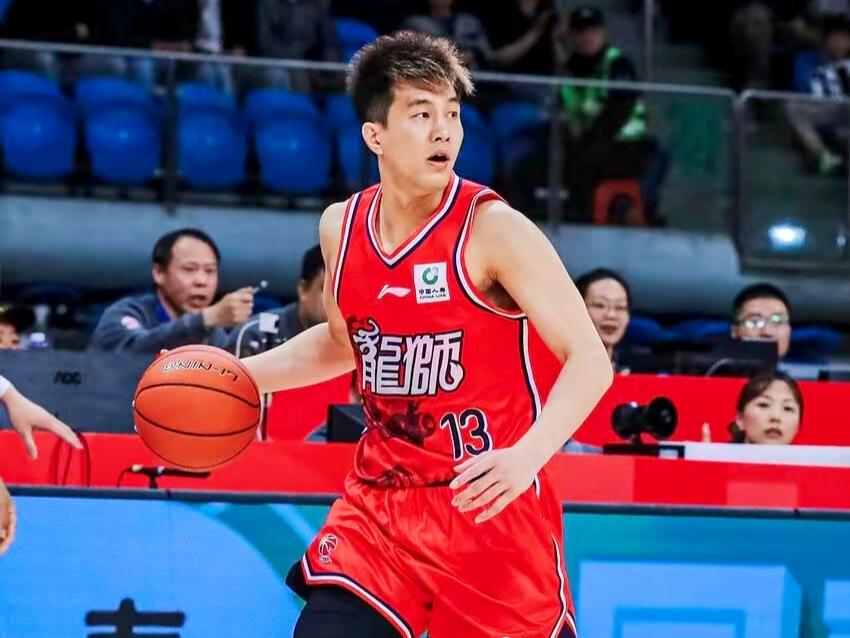 郭艾伦交叉韧带受伤，我们耐心等待他重返赛场

在广州龙狮与山东高速男篮的比赛中，