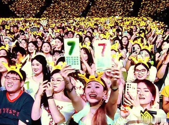 是谁在鹿晗演唱会刮彩票中奖了，还水灵灵的跟鹿晗对上了话，本人一点也不羡慕 ​​​