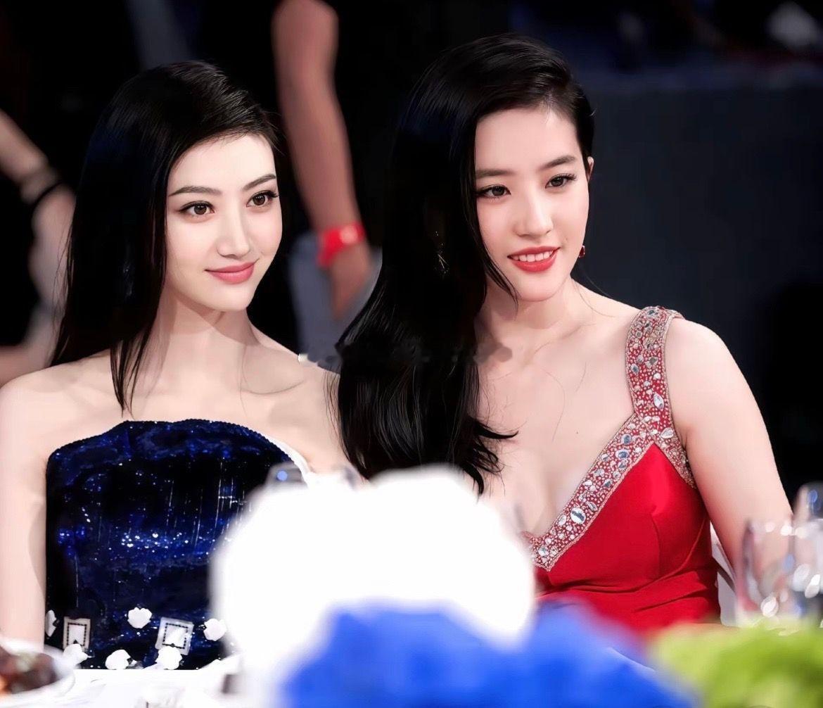 权威的脸旁边的是一张更权威的脸在女明星合照这里具像化了 