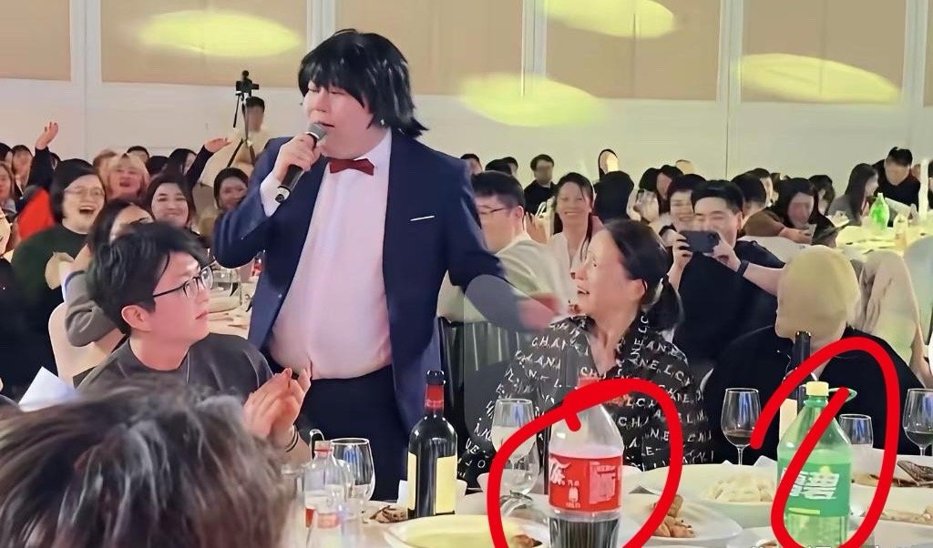 哇唧唧哇这年会酒席也太接地气了吧，龙丹妮和毛不易坐的一桌还摆着大瓶雪碧和可乐呢。