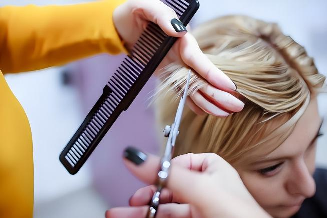 全国理发店陷入倒闭潮，并非缺顾客，而是自己把自己搞垮了！

你家楼下最稳定的可能