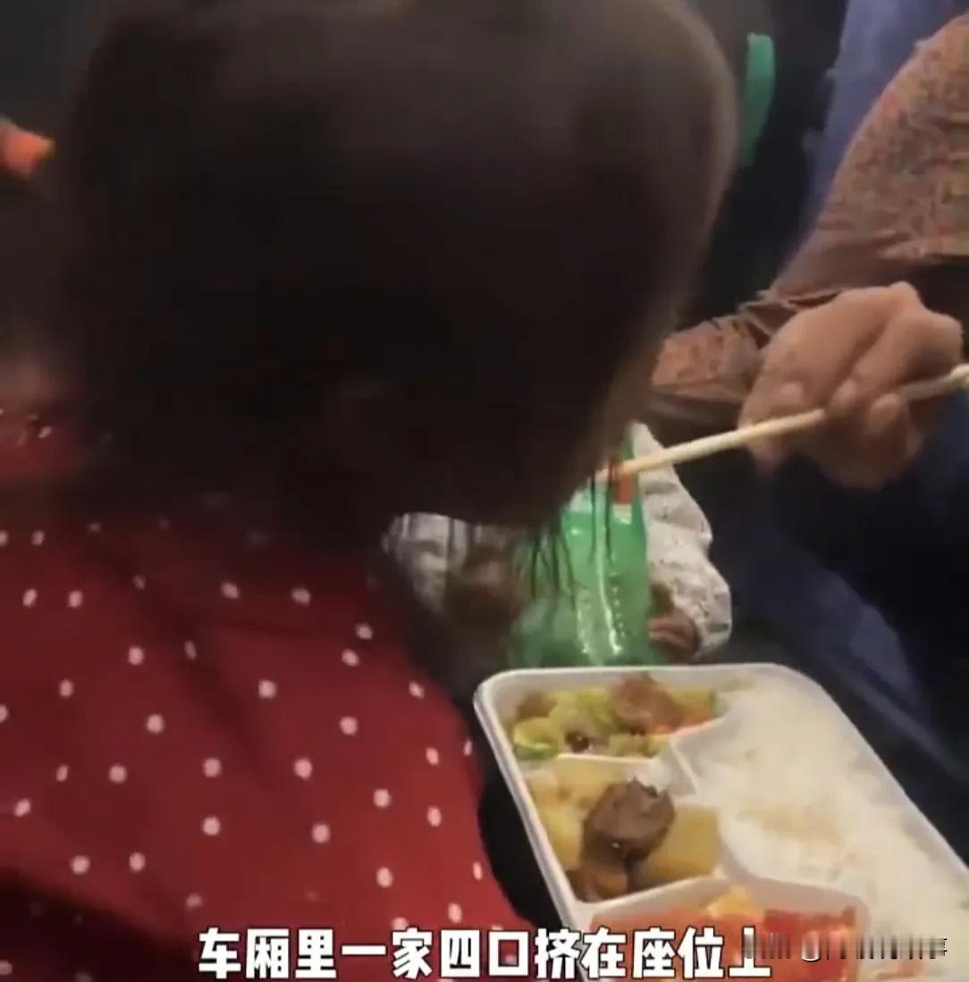 火车上，女子的座位被人坐了，她没吭声，悄悄退开了。同伴急了：“你的座位，咋不要回