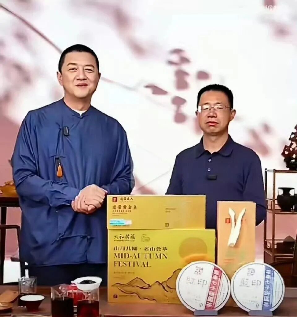 李亚鹏已经成功转型成带货一哥，而且是左手公益、右手商业，两手一起抓，两手都很硬，