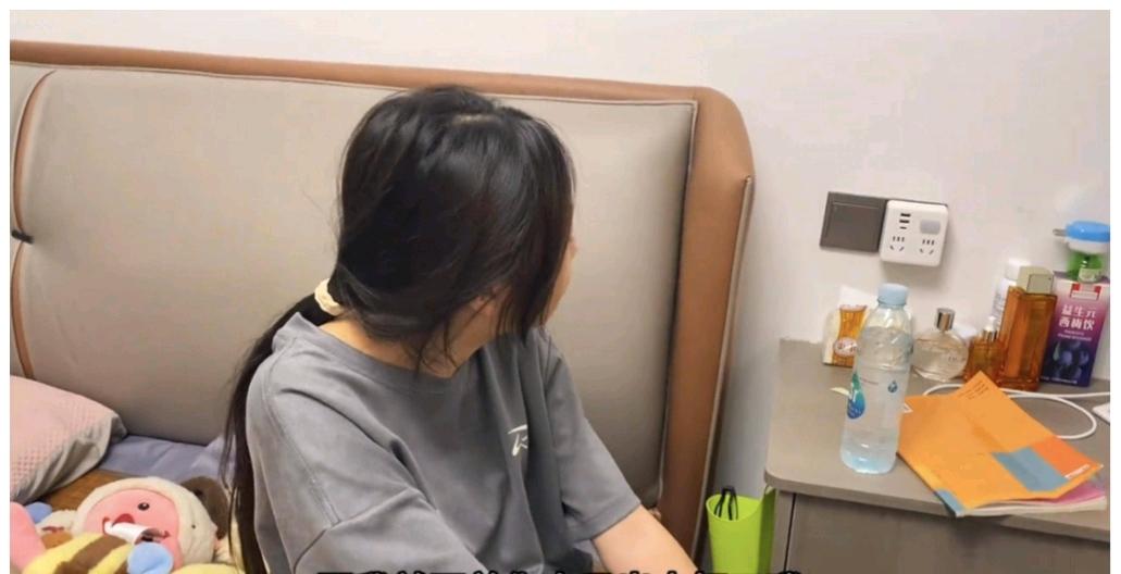 女儿找爸爸要学费，爸爸说上个月已给你一万块钱，女儿说妈妈又找一个男人把钱去旅游了