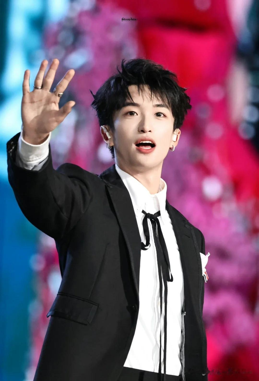 “黄子弘凡爸爸”，冲上热搜？！😧
刚刚打开某博，立马推荐给我黄子弘凡工作室辟谣