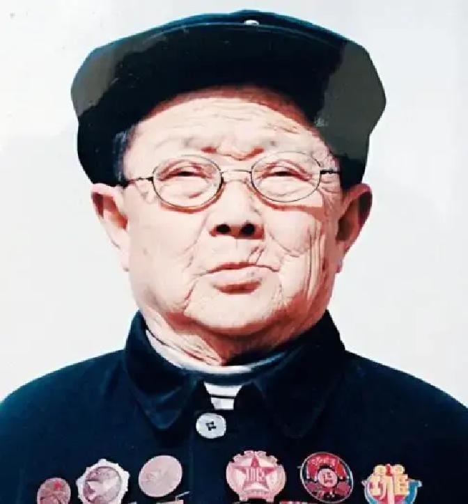 1939年，一个“小男孩”在街上碰见日军军官茨谷五雄，随后礼貌地鞠躬。然而，茨谷