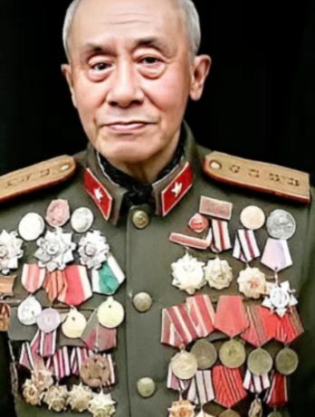 1938年，几十名日军正在河中央洗澡，被一名路过的八路军发现，本以为他会偷偷报告