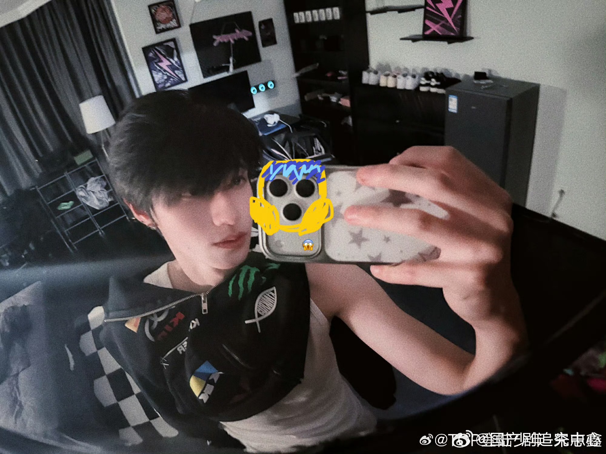 朱志鑫尝盐的样子像好奇宝宝朱志鑫这个样子也是特别可爱了，你别说好奇心也是挺重，这