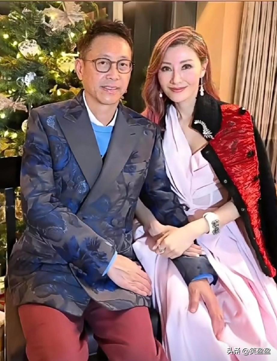 那时候年轻的李嘉欣虽然争议不断，但嫁给许晋亨以后，两个人是真的恩爱，是安心过日子