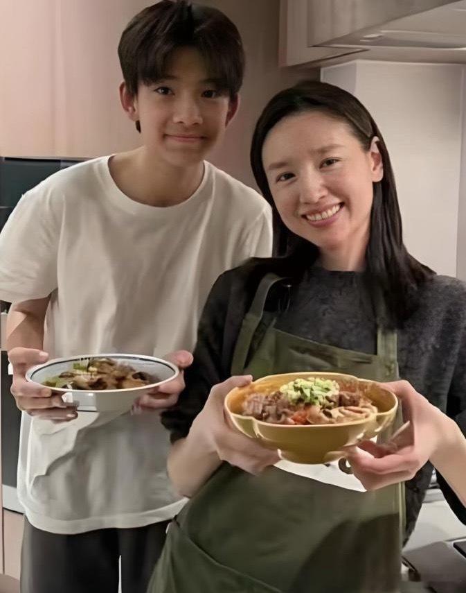 董洁自曝经济压力源于百万课外班！马术单项目年耗 50 万，直播带货连轴转只为撑孩