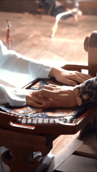杨静澜 眼睛蒙起来心果然会乱 “看来这眼睛蒙起来了，心果然会乱~”大手摸小手，欲