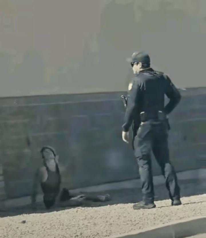 美国毒品泛滥已经成为不可逃避的现实问题，这时候看到了一名女子因毒品的毒瘾发作之后