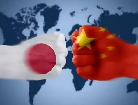 经常有人在网上喊"揍日本"，觉得咱们现在实力强了，就该给对方点颜色看看。但说真的