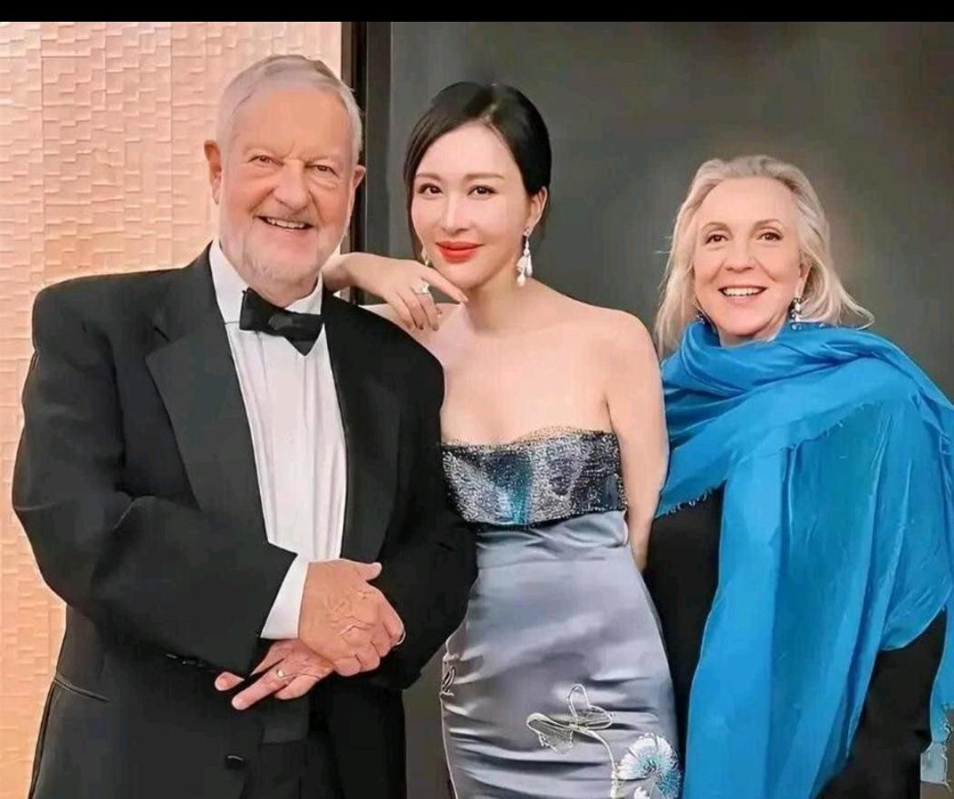 照片刚发出来，手一滑差点把手机扔了。
田朴珺的最新九宫格，第三张直接对着镜头撅嘴